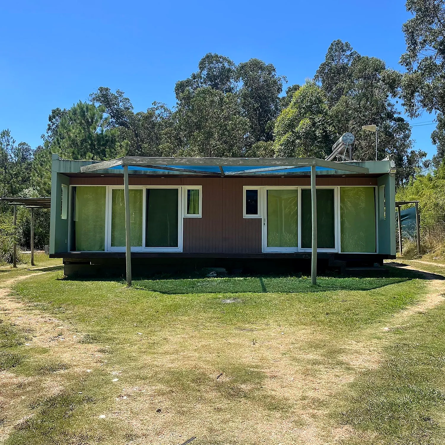 Exterior de Buena Vida y espacio verde