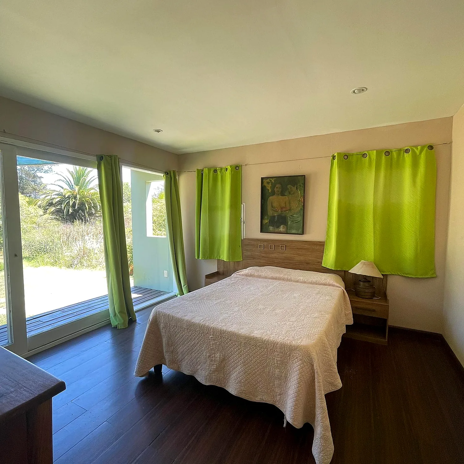 Dormitorio de Buena Vida con cama matrimonial