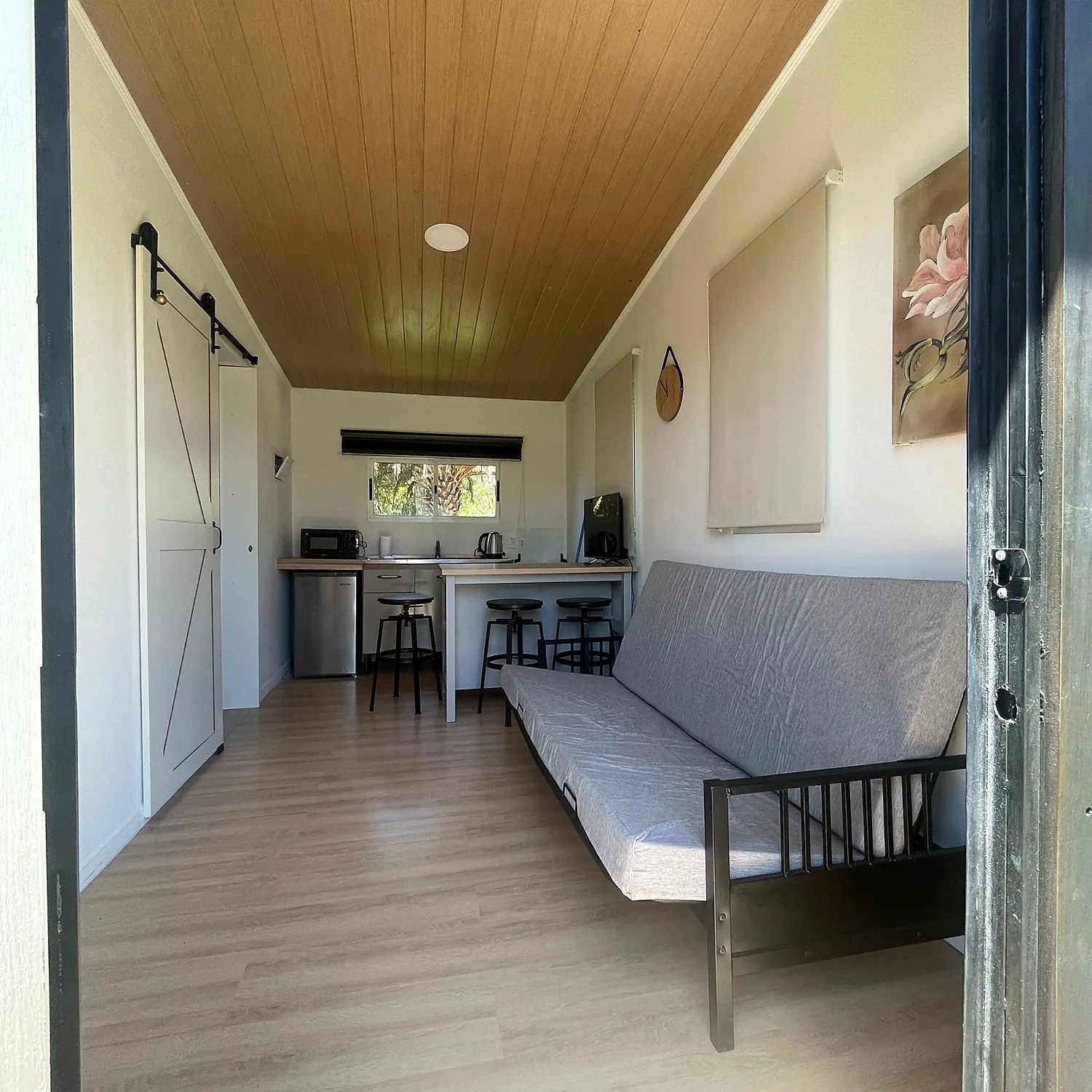 Rincón Privado kitchen and futon