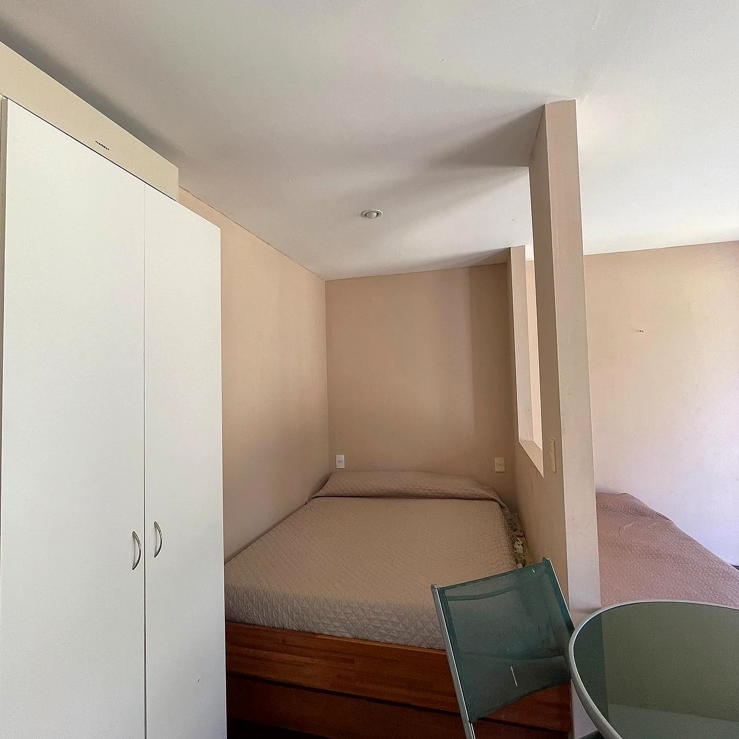 Cama matrimonial de la cabaña monoambiente