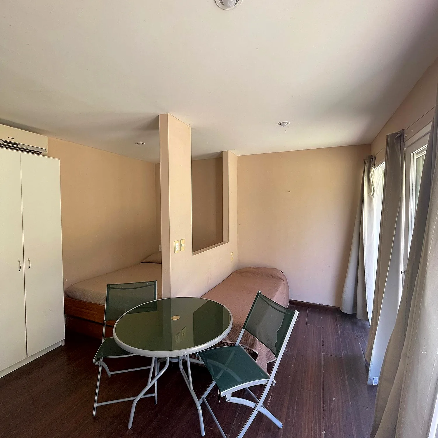 Comedor y estar de la cabaña monoambiente